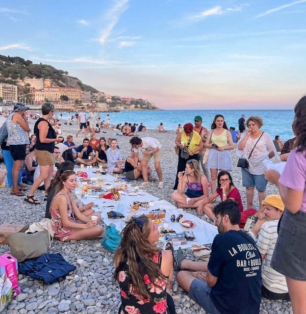 Pique-nique au coucher de soleil sur la plage de Nice